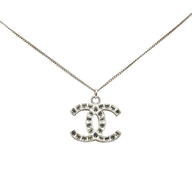 Chanel Silver Plated CC Pendant Necklace (SHG-nUpDpW)