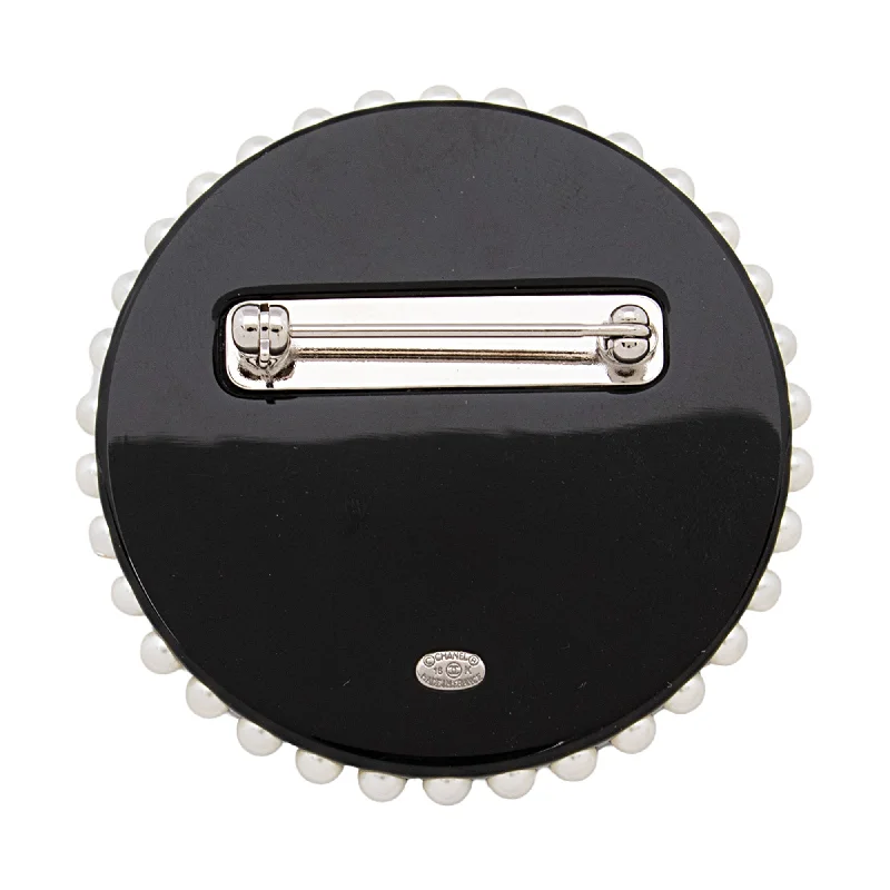 Chanel Resin Crystal Pearl Emoji CC Brooch (J4WQzc)